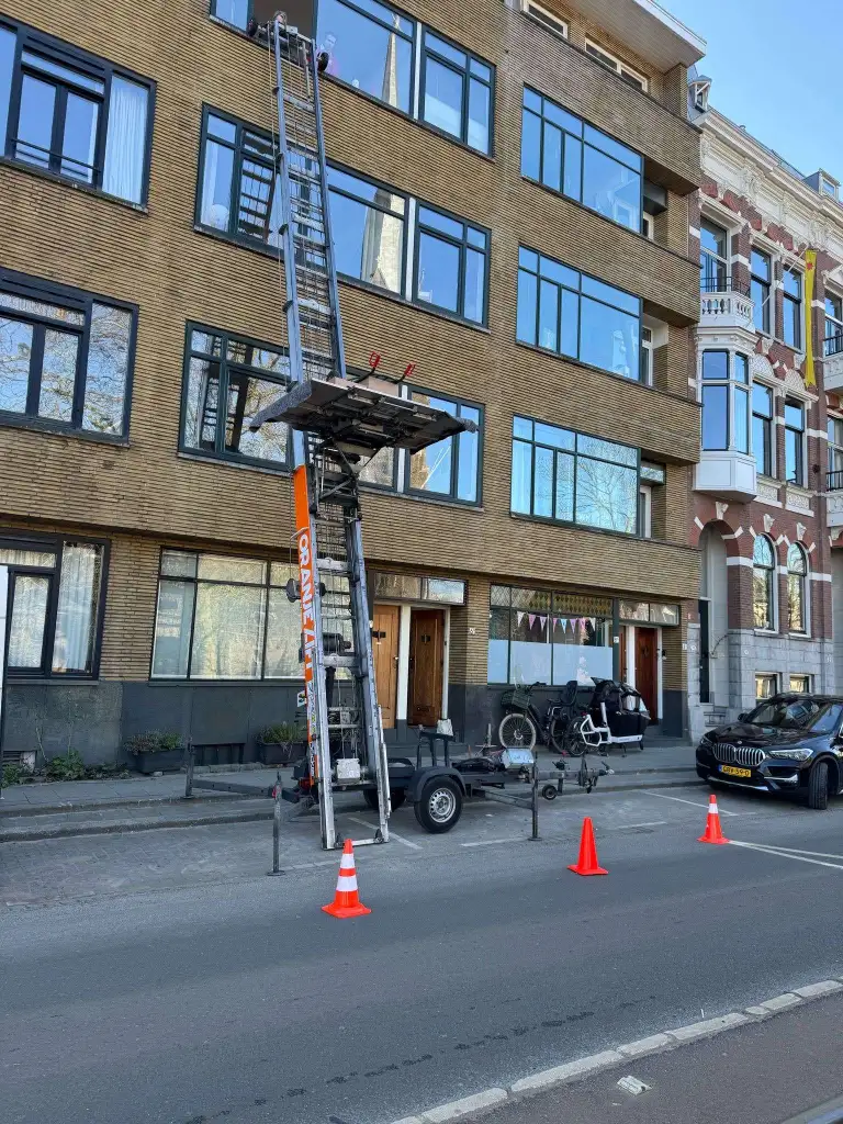 Aanhangerlift in actie bij woning 