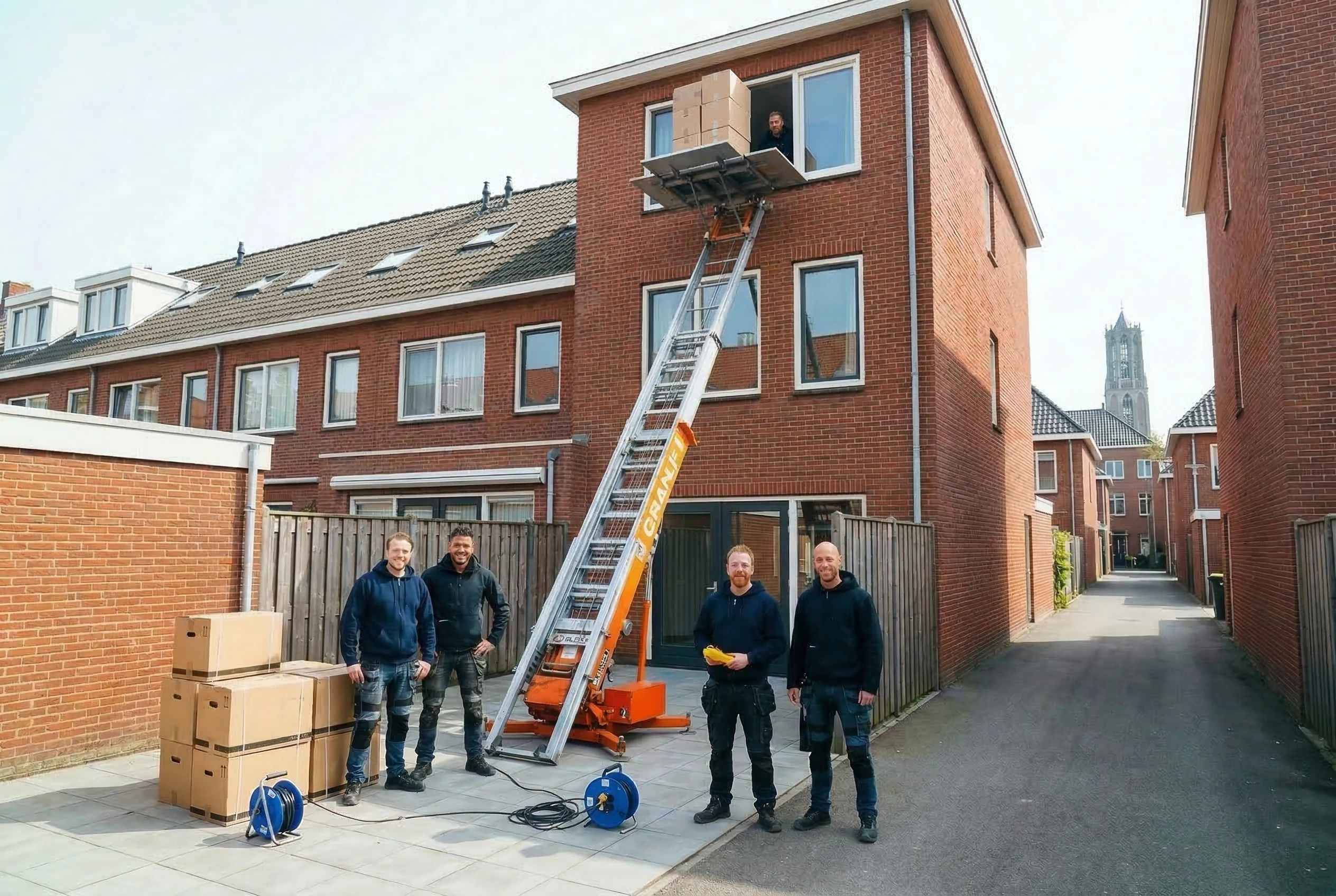 Verhuisdozen omhoog via aanhangerlift in Utrecht