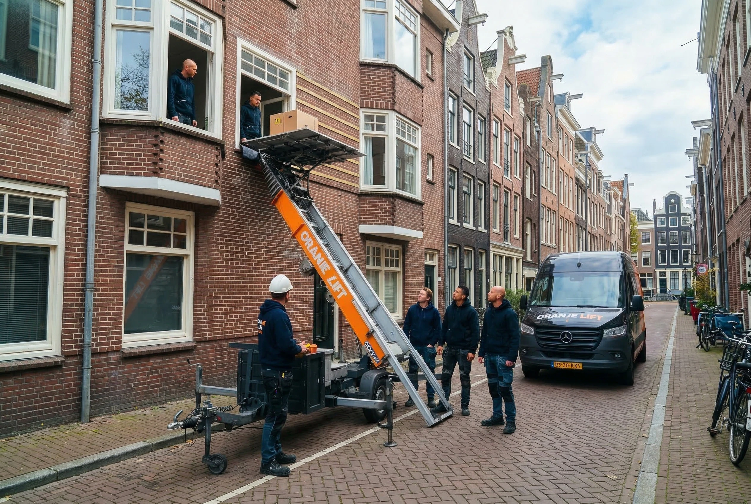 Verhuisdozen gaan via aanhangerlift omhoog in Amsterdam